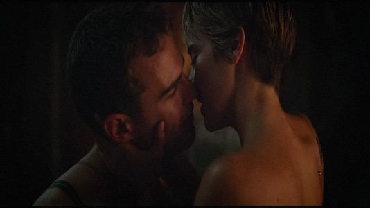 Four and Tris kiss in Insurgent